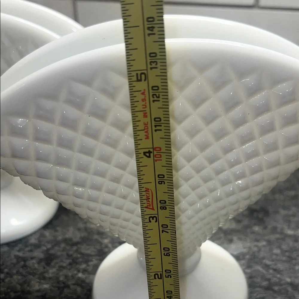 Set of 2 White Fan-Shaped Westmoreland English Hobnail Milk Glass vase. Exc conf